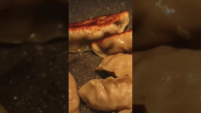 Где-то *Крабовый* и *Оливье*, но... Поэтому➡️ дамплинги. И с наступающим. смотреть онлайн