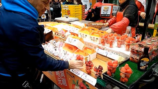 TASTING STRAWBERRY IN SEOUL / ПРОБУЮ КЛУБНИКУ В СЕУЛЕ смотреть онлайн