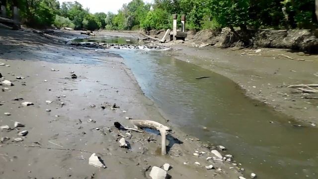 Последствия теракта на Каховской ГЭС.г.Запорожье вода ушла на три метра. смотреть онлайн