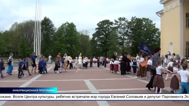 Состоялся Праздник песни и танца, старт был взят возле здания горуправы в строну Центра культуры смотреть онлайн
