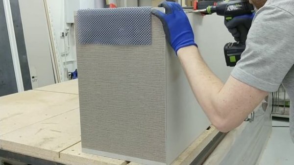 Дарю свою работу клиенту. I give my work to the client.