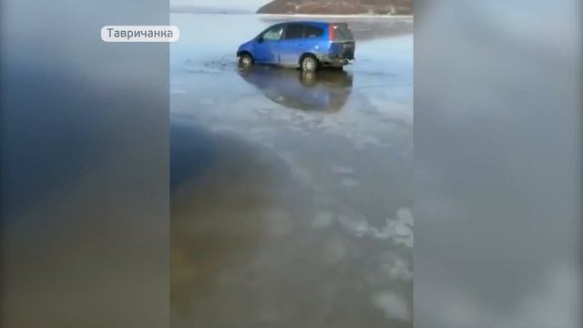 Любители зимней рыбалки попали в ледяную ловушку смотреть онлайн