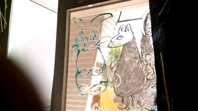 Девочка на окнах рисует зубной пастой смотреть онлайн