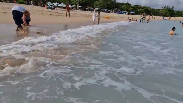 ТУРИСТЫ на БАЛИ БЕЗ КОМПЛЕКСОВ. ПЛЯЖ НУСА ДУА БИТКОМ. ИНОСТРАНЦЫ ПЛЯШУТ на СТОЛЕ! смотреть онлайн