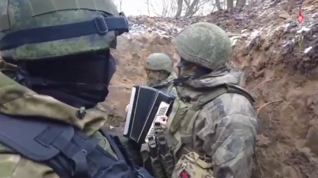 Русские солдаты, окоп, гармонь, война с нацизмом.

2023 год.