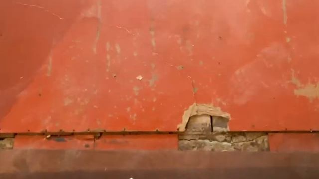 Вскрыли деревянные полы в зале. Гнилые доски. Дыры в потолках. смотреть онлайн