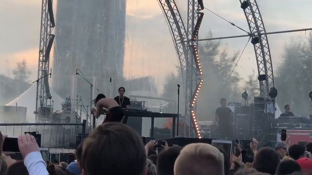 Марьяна Ро и Face поцеловались под песню 24/7(vk fest 2018) смотреть онлайн