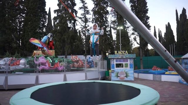 Сочи парк Ривьера . Аттракционы БАТУТЫ . Обзор парка Ривьера в Сочи. смотреть онлайн