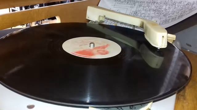 Слушаем Робертино Лоретти на радиоле Рапсодия. смотреть онлайн