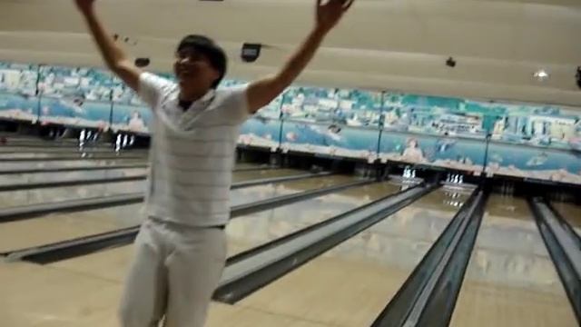 Gutter ball knocks down 6 pins смотреть онлайн