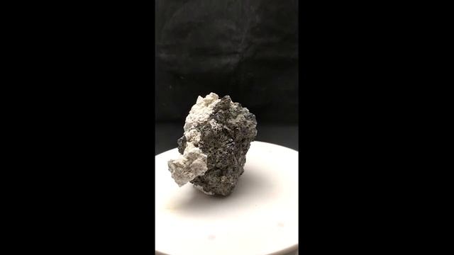 минерал Флюорит на кальците с галенитом смотреть онлайн