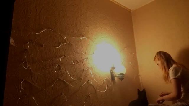 Вешаю гирлянду что бы сделать свой уголок более уюным смотреть онлайн