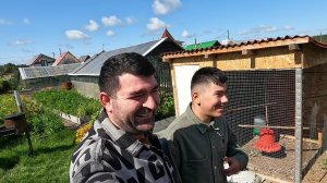 Сегодня только мужская половина нашей семьи работает на даче.