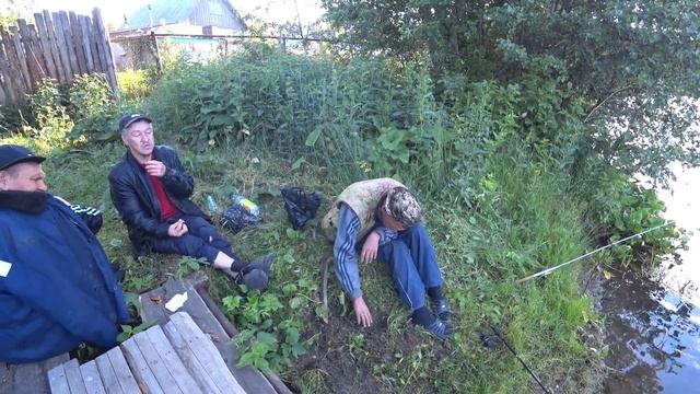 (День 129) ПОСПОРИЛИ, КТО БОЛЬШЕ ПОЙМАЕТ / СПОРТИВНАЯ РЫБАЛКА! смотреть онлайн