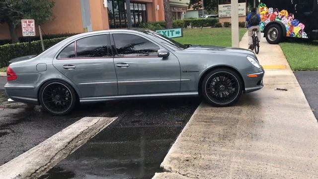 Mercedes E55 AMG Start Up & Hard Acceleration! смотреть онлайн