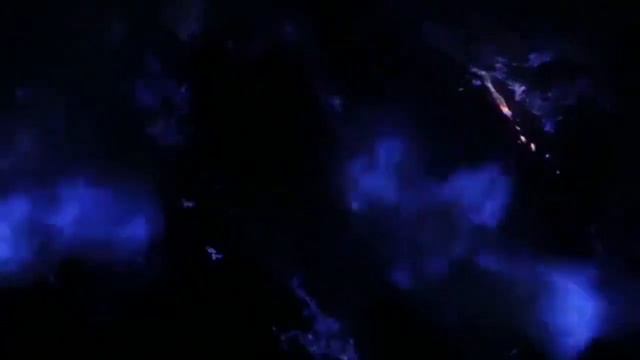 Blue Lava Erupts In Indonesia's Kawah Ijen volcano смотреть онлайн