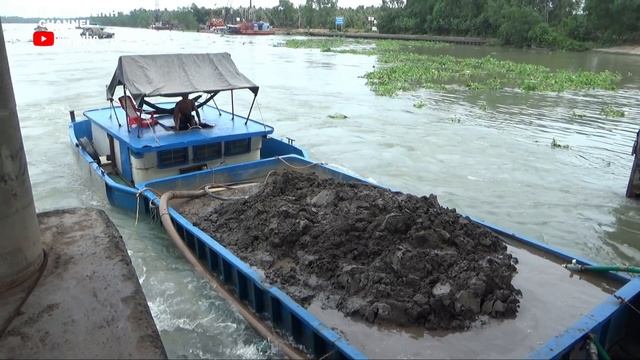 Ghe gỗ chở cát đâm vào cửa cống thật nguy hiểm смотреть онлайн