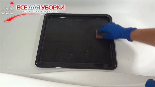 Очистка металлического поддона из духового шкафа при помощи Quick Suds