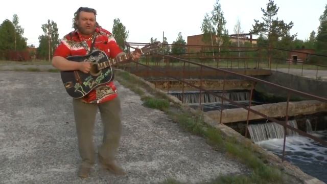 клип=На Луну =у водопада =поёт на гитаре певец ПРОРОК САМБО й смотреть онлайн