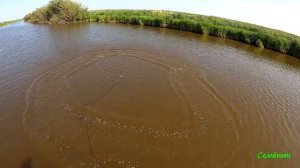 Ловля рыбы кастинговой сетью с лодки. Показываем людям с севера как добыть рыбу накидкой в Сибири.