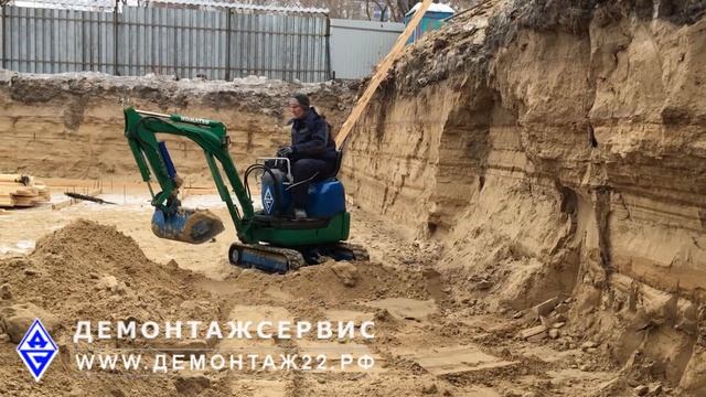 Дорабатываем котлован маленьким экскаватором. смотреть онлайн