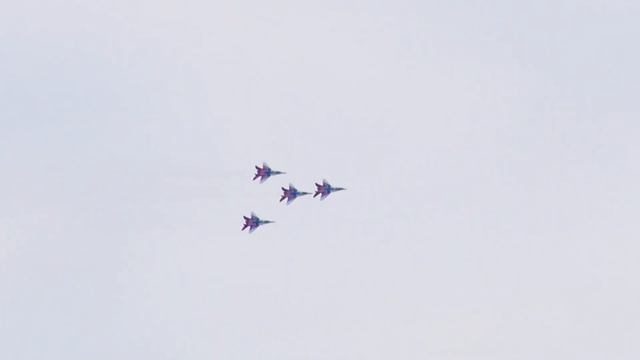 Пилотажная группа "Стрижи" в Мурманске смотреть онлайн