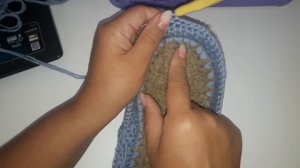 Вязаные тапочки крючком на войлочной подошве .