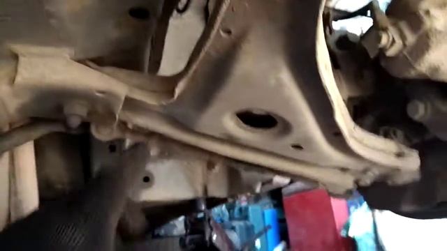 Замена шаровой опоры, снятие рычага Опель Омега б 1998 смотреть онлайн