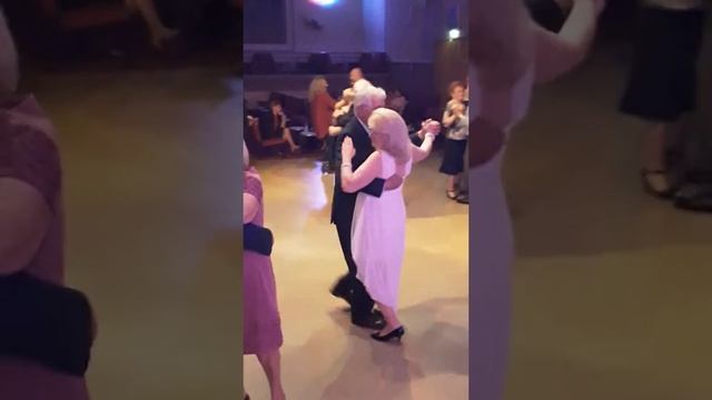 Медленний вальс "Серебрение слёзы" смотреть онлайн