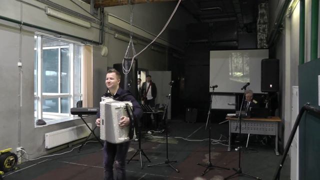 Драйвовое выступление на аккордеоне для спасателей смотреть онлайн