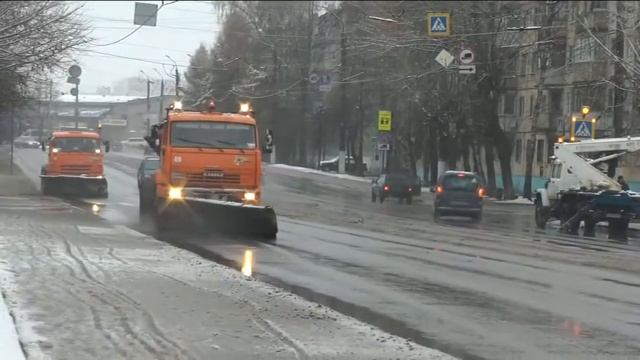 МУП «ЖЭК» очищает улицы Твери от снега смотреть онлайн