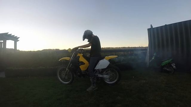 First Start of the 2000 Rmx250! смотреть онлайн