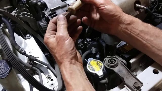 почему свистит ремень.