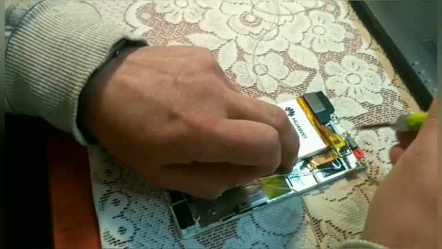 Как без повреждений снять батарею с Huawei p8 смотреть онлайн