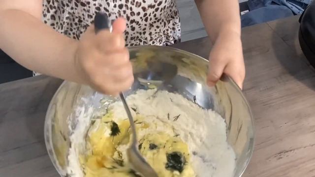 Саша готовит кабачковые вафли #детиготовят #рецепты смотреть онлайн