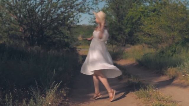 Olympus OM-D E-M10 Mark III. Cinematic video №4. Kate walking смотреть онлайн
