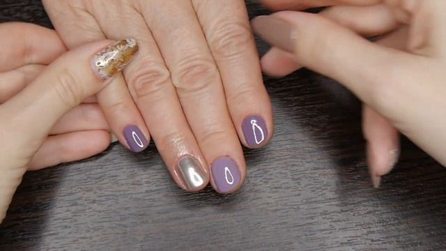 Новогодний праздничный дизайн на максимально коротких ногтях (обычный лак) смотреть онлайн