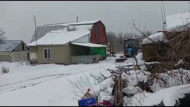 На носу по календарю весна уже, а у нас снег пошёл, чистим на МТЗ 80 смотреть онлайн