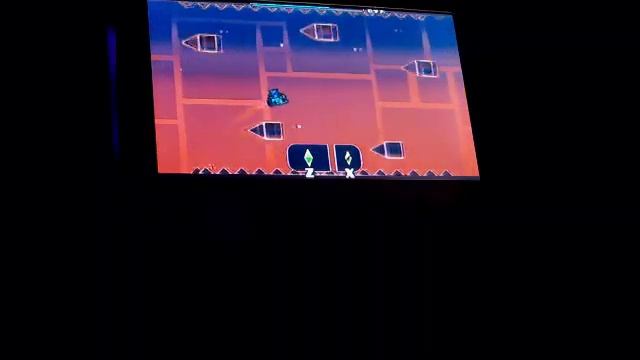 Прохождение geometry dash на мини мониторе для машинной камеры заднего вида 1 часть смотреть онлайн