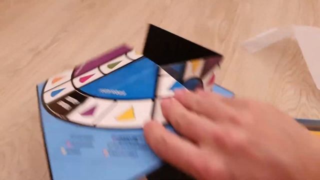 Распаковка игры Trivial pursuit (Тривиал Персьют) от Hasbro смотреть онлайн