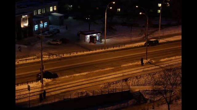 Ускоренное во много раз видео вечер зима вид из окна. смотреть онлайн