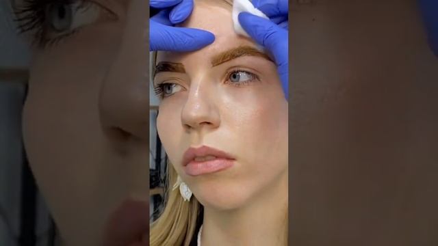 Делаю натуральное окрашивание бровей блондинке #shorts смотреть онлайн