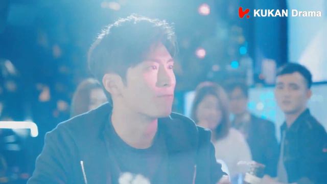 💌落魄总裁酒吧买醉，灰姑娘宁愿被强吻也要带走他！【Clip1:EP26|海上繁花 Tears In Heaven】 смотреть онлайн