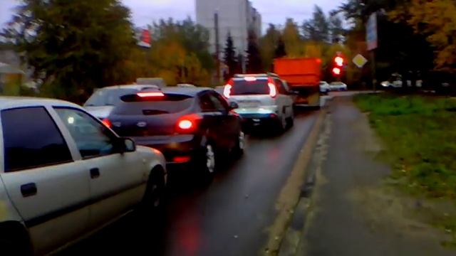 Транспортный поток со стороны Улицы Лермонтова на Октябрьский Проспект. смотреть онлайн