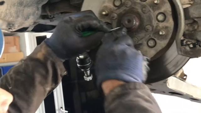 INFINITI QX4_Ön asqının yenilənməsi [Замена деталей передной подвески, которые вышли из строя] смотреть онлайн