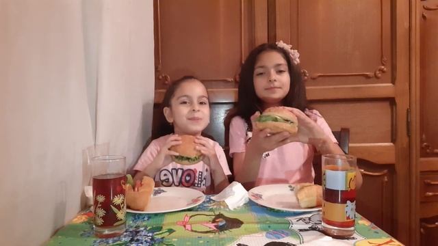 Домашний Хот-Дог и Чизбургер МУКБАНГ #MUKBANG #Чизбургер #ХотДог смотреть онлайн