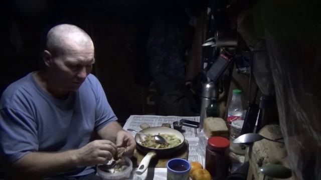 Один на рыбалке с ночёвкой \ Часть 2 \ Проверка палок \ Ужин в лесной избе