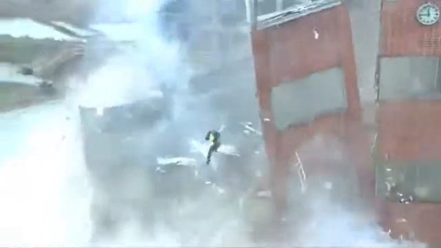 Опасное развлечение во время сноса здания смотреть онлайн