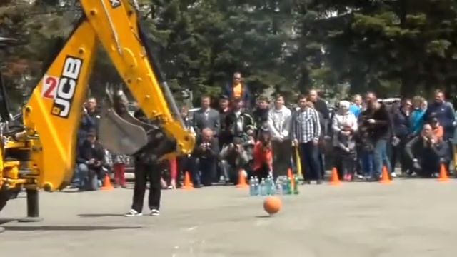 Боулинг на экскаваторе смотреть онлайн