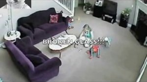 Видео «Кот напал на девушку»